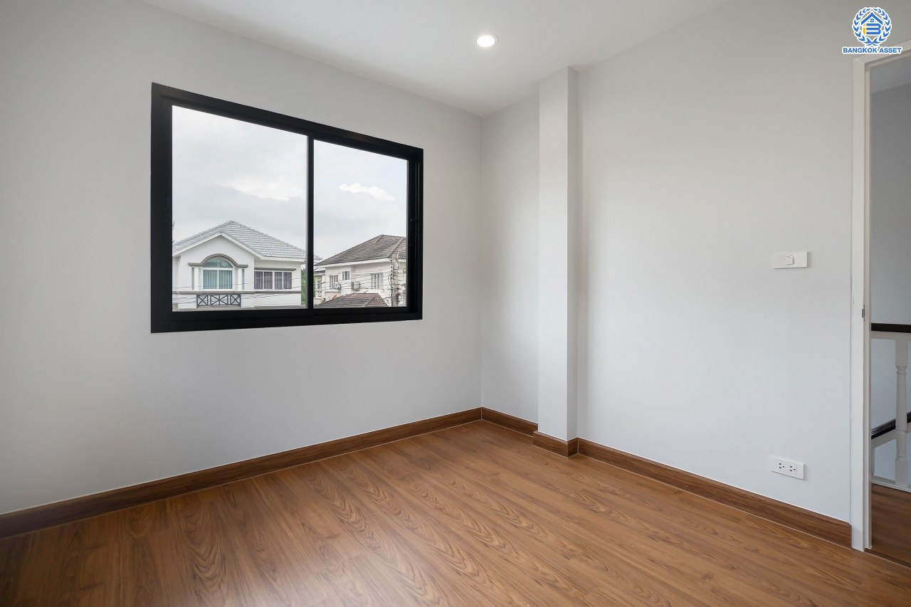 บ้านมือสองตกแต่งใหม่ แบรนด์ LH โครงการ ชัยพฤกษ์ บางบัวทอง หลังใหญ่ เนื้อที่ 76 ตร.ว. ฟังก์ชัน 3 ห้องนอน 2 ห้องน้ำ จอดรถได้ 2 คัน พร้อม Facilities ครบครัน บนทำเลเดินทางสะดวก ติดถนนบางกรวย-ไทรน้อย ใกล้เซ็นทรัลเวสต์เกต และรถไฟฟ้าสายสีม่วง "สถานีบางพลู"